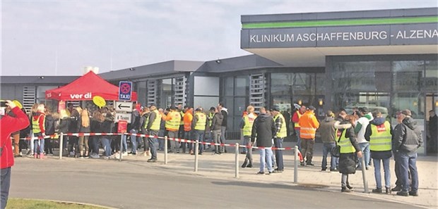 Azubis streiken am Klinikum Aschaffenburg Streikkundgebung vor dem Klinikum Aschaffenburg. Viele Teilnehmer kamen aber aus anderen städtischen Betrieben.