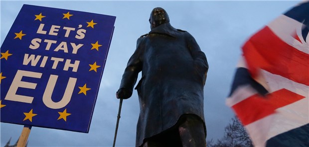 Streng blickt einer der berühmtesten Briten auf das Brexit-Treiben zu seinen Füßen.