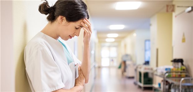 Arbeitsbelastung in der Kranken- und Altenpflege weiter gestiegen Stress und wachsender Arbeitsdruck hinterlassen Spuren – auch beim Krankenstand unter Pflegekräften.