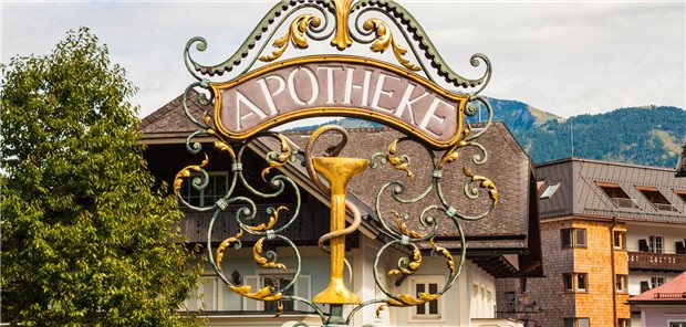 Reformpläne aus dem BMG: Prävention und Früherkennung in der Apotheke Schild einer älteren Apotheke