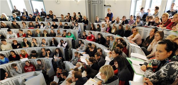 Bundeskabinett billigt Corona-Unterstützungspaket für Studierende Studenten, die in der aktuellen Krise in systemrelevanten Branchen unterstützten und dies vergütet bekommen, behalten ihre volle BAföG-Förderung.