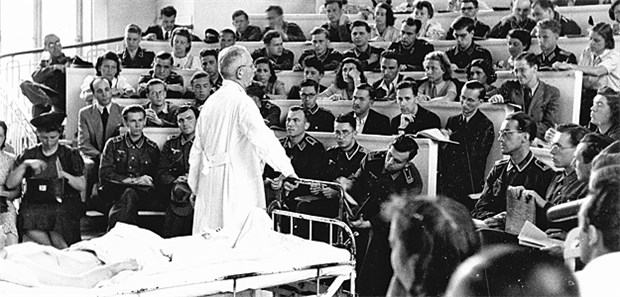 Internisten und die Bürde der Nazizeit Studenten in Uniform: Der DGIM-Vorsitzende Professor Hans Eppinger bei einer Lehrveranstaltung.