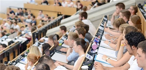 Studenten in der „Keksdose“, einem Hörsaal der Uni Bremen. Möglicherweise gibt es bald auch Medizin-Vorlesungen in der Hansestadt.
