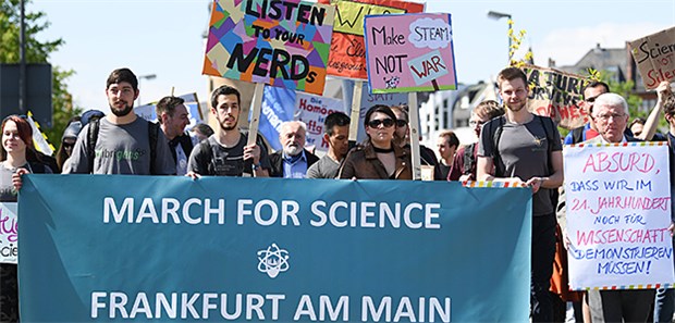 Weltweit Demonstrationen für freie Forschung Studenten und Wissenschaftler halten beim "March for Science" durch die Frankfurter Innenstadt Plakate. Zum zweiten Mal demonstrieren Menschen weltweit für freie Forschung und gegen Populismus.