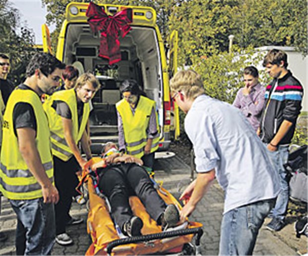 Erst Medizin studieren, dann im Uni-Rettungswagen trainieren Studenten werden im Uni-eigenen Rettungswagen ausgebildet.