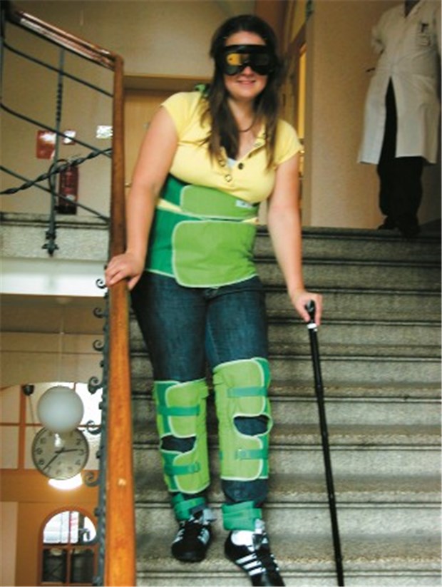 Alt und behindert sein - wie fühlt sich das an? Studentin Christiane Sysk versucht mit diversen Handicaps, Medikamente in den Dispenser zu füllen (l.). Katrin Schwandner (oben) fällt der Gang auf der Treppe schwer.