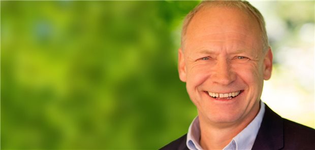 Studien zu intradermalen Injektionen sterilen Wassers wertet Professor Dominik Irnich als plausible Hinweise für deren Wirksamkeit, trotz Schwachstellen.
