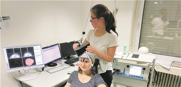 Neue Technologie zur Therapie bei Apoplexie Studienaufbau zur gleichzeitigen Anwendung eines Neuroroboters und der transkraniellen Magnetstimulation.