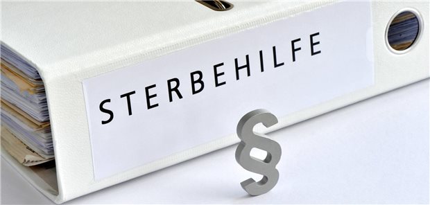 Ordner mit Schriftzug "STERBEHILFE" hinter einem Paragraphenzeichen 
