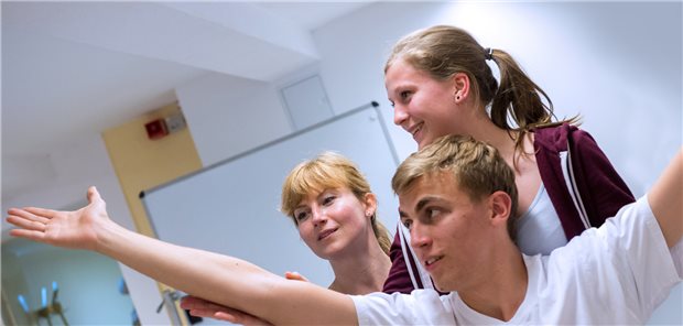 Studierende der Berlin-Brandenburger Akademie der Gesundheit bei ihrer Ausbildung im Fach Physiotherapie.