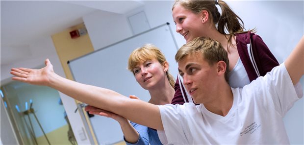 AOK: Mehr Kompetenzen und wirtschaftliche Verantwortung für Therapieberufe Studierende der Berlin-Brandenburger Akademie der Gesundheit während ihrer Ausbildung im Fach Physiotherapie: Der AOK-Bundesverband plädiert für ein Nebeneinander von fachschulischer Ausbildung und Teilakademisierung.