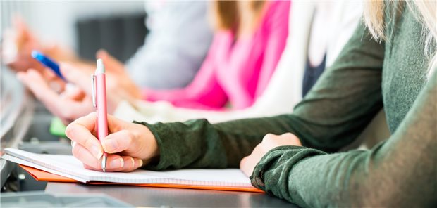 Studierende müssen Prüfunfähigkeit unverzüglich anzeigen. Wer erst mehrere Wochen nach einer Prüfung ein Attest vorlegt, hat keinen Anspruch auf einen erneuten Versuch.