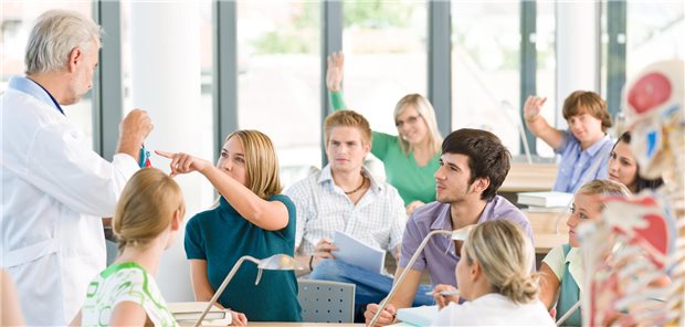 Medizinstudium: Was bleibt, was kommt? Von 2024 in ein ungewisses 2025 Medizinstudierende in einer Vorlesung