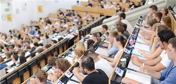 Studium auch für nichtärztliche Praxisbeschäftigte? Die KV Sachen-Anhalt lehnt die politisch getriebene Akademisierung weiterer Gesundheitsberufe ab.