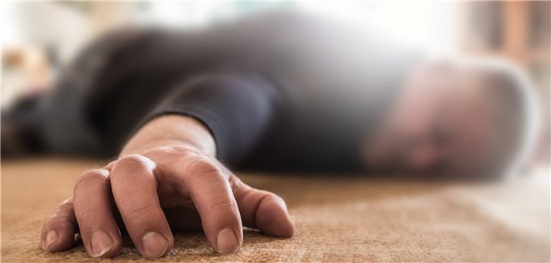 Stürze und Synkopen traten in einer Studie häufiger bei Patienten auf, die mit Thiaziden behandelt worden waren (Symbolbild).