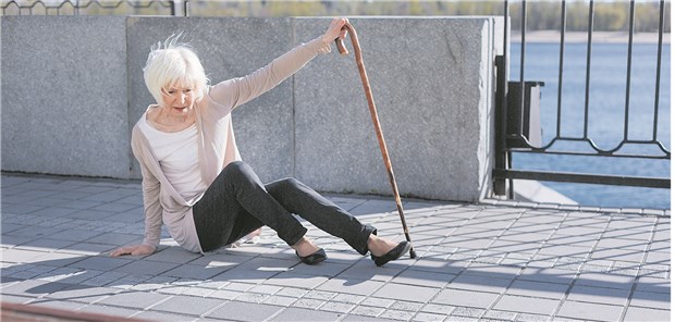 Sturz als Folge von Sarkopenie: Die Erkrankung kann akut oder chronisch sein.