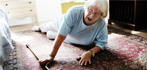 Sturz auf dem Teppich: Ist es zu einer Fraktur gekommen? Bei Knochenbrüchen ohne stärkeres Trauma sollte eine Osteoporose abgeklärt werden. (Symbolbild mit Fotomodell)