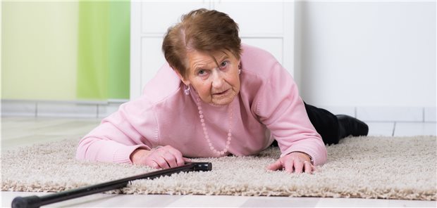Sturz über die Teppichkante: Wichtig für die Sturzprävention ist auch die Beseitigung von Stolperfallen in der Wohnung.