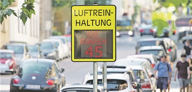 Beim Thema Luftschadstoffe scheiden sich die Geister Stuttgart: Luftreinhaltungs-Anzeigen sollen Belastungen mit Schadstoffen senken helfen.