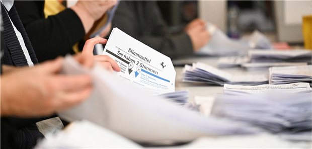 Stuttgart: Stimmzettel der Briefwahl für die Bundestagswahl werden im Schwabenzentrum ausgezählt.