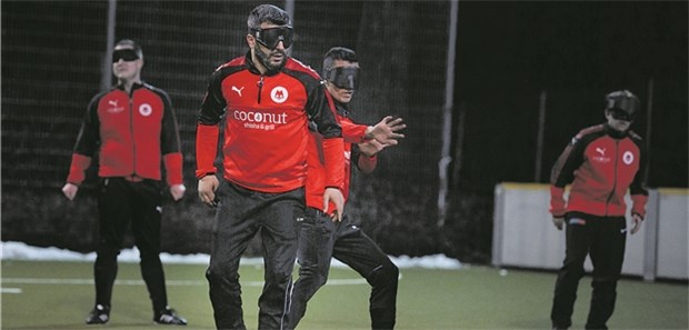 Kicken ohne zu gucken Stuttgarts blinde Fußballer beim Training.