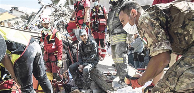 Suche unter erschwerten Bedingungen Suche nach Überlebenden, Versorgung mit Nahrung: Einsatzkräfte im italienischen Amatrice.