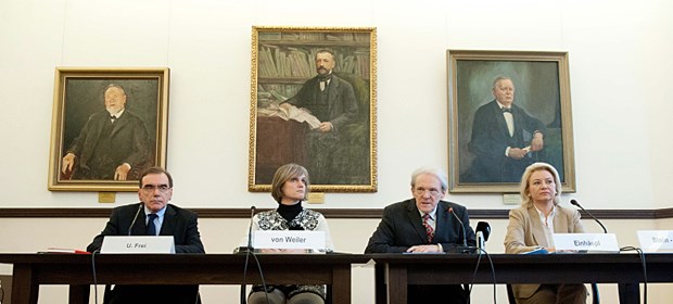 Der Druck auf die Charité wächst Suchen Antworten auf viele Fragen: Ärztlicher Direktor Ulrich Frei, Kinderschützerin Julia von Weiler und Charité-Chef Karl Max Einhäupl.