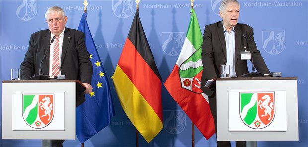 NRW sucht dringend Freiwillige für Corona-Impfzentren Suchen dringend Freiwillige für die SARS-CoV-2-Impfungen: Karl-Josef Laumann (CDU, l.), Gesundheitsminister von Nordrhein-Westfalen und Dr. Hans-Albert Gehle (r.), Präsident der Ärztekammer Westfalen-Lippe.
