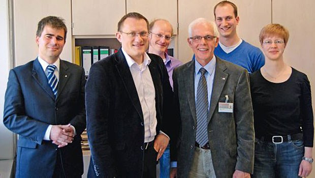 Ein Testlabor für medizinische Apps Sucht nach Anwendungsmöglichkeiten von Apps in Klinik- und Praxisalltag: die MedAPP Lab-Gruppe in Hannover unter der Leitung von Urs-Vito Albrecht und Institutsdirektor Professor Herbert Matthies (beide vorne im Bild)