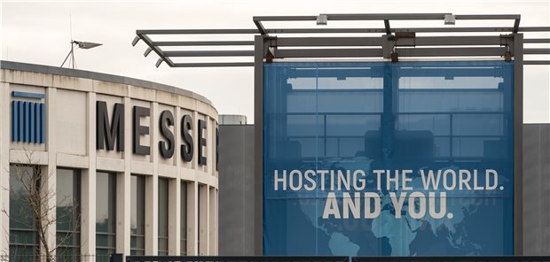 Berlin braucht 800 Mitarbeiter für Corona-Klinik auf der Messe Südeingang der Messe Berlin: Auf dem Gelände entsteht derzeit ein zusätzliches Corona-Behandlungszentrum.