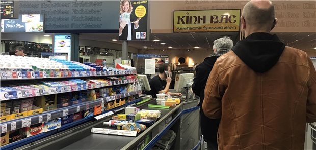 Studie: Große Mehrheit lehnt Alkohol, Tabak und Süßigkeiten an der Supermarktkasse ab Am Band in einem Supermarkt sind viele Süßigkeiten aufgereiht.