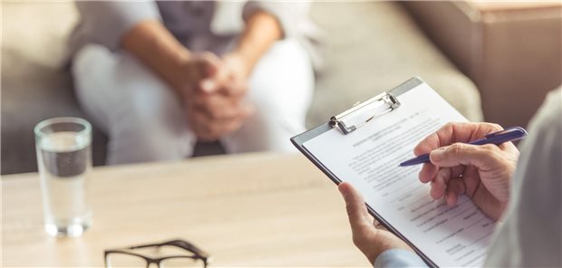 Bundesgesundheitsministerium will bis April Strategie zur Suizidprävention vorlegen Therapeut mit Patientin