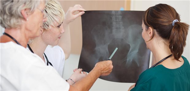 Supervision ist für angehende Fachärztinnen und Fachärzte wichtig. Im Klinikalltag findet sie aktuell aber viel zu selten statt, weil auch die Weiterbilder im „ Hamsterrad“ gefangen sind.