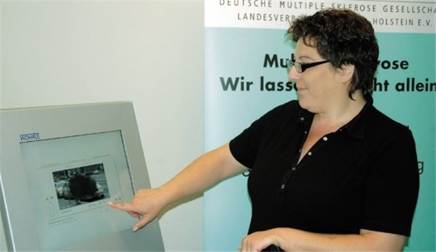 Am Counter gibt's Infos über Multiple Sklerose Susanne Kieserling an dem MS-Info-Counter, der an verschiedenen Standorten über die Erkrankung aufklären soll.