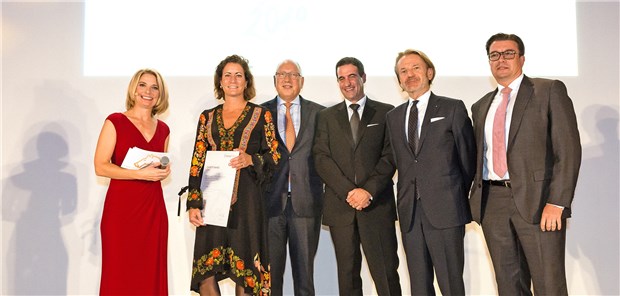 Hilfe für Kriegs- und Terroropfer Svenja und Dr. Konrad Hösel von der Erika Müller Stiftung (2. und 3. v.l.), die die „Bremer Engel“ trägt, zusammen mit Yve Fehring (l.), Fabian Kaufmann (Springer Medizin) und den Sponsoren Professor Alexander Ehlers und Dr. Christian Rybak von Ehlers, Ehlers und Partner.