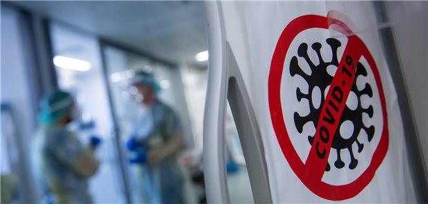 Landräte dringen auf neue Hilfen für Kliniken Symbol auf einer Intensivstation für Corona-Patienten: Krankenhäuser kämpfen wirtschaftlich nicht nur mit den Folgen der Pandemie. Die Landräte in Baden-Württemberg fordern jetzt erneut weitere Hilfen ein.