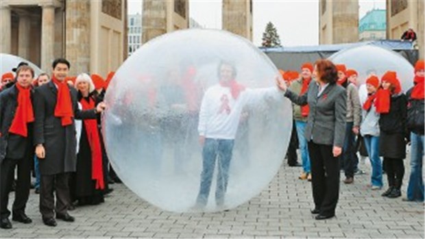 Welt-Aids-Tag: Rösler mahnt Solidarität mit HIV-Infizierten an Symbol für Isolation bei HIV: eine riesige Blase in der Mitte Berlins.