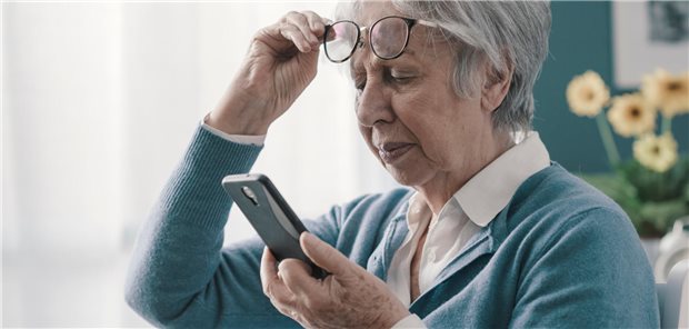 Frau sieht schlecht.