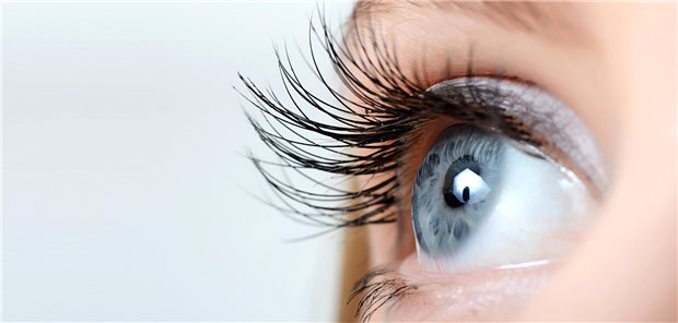 Frau mit Kontaktlinse im Auge.