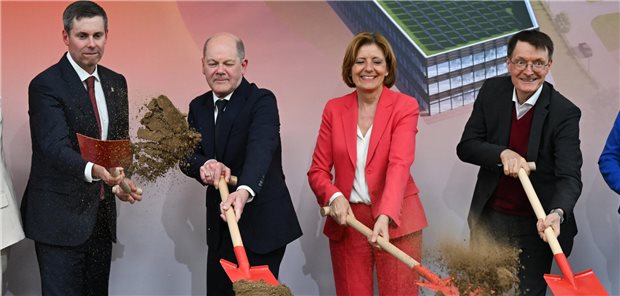 Eli Lilly will im Sommer mit Bau am neuen Standort Alzey starten Symbolischer Spatenstich in Alzey mit der Politik-Prominenz (v.l.): Dave Ricks, CEO Eli Lilly and Company, Bundeskanzler Olaf Scholz, Malu Dreyer, Ministerpräsidentin von Rheinland-Pfalz, und Bundesgesundheitsminister Karl Lauterbach legen Hand an für das neue Werk des US-Pharmakonzerns Lilly, in dem injizierbare Medikamente gefertigt werden sollen.