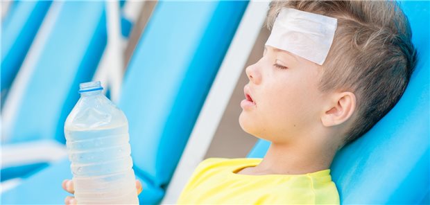 Symptome einer Ketoazidose wie starker Durst, häufiges Trinken und vermehrtes Wasserlassen stufen Eltern im Sommer häufig nicht als potenziell gefährlich ein.