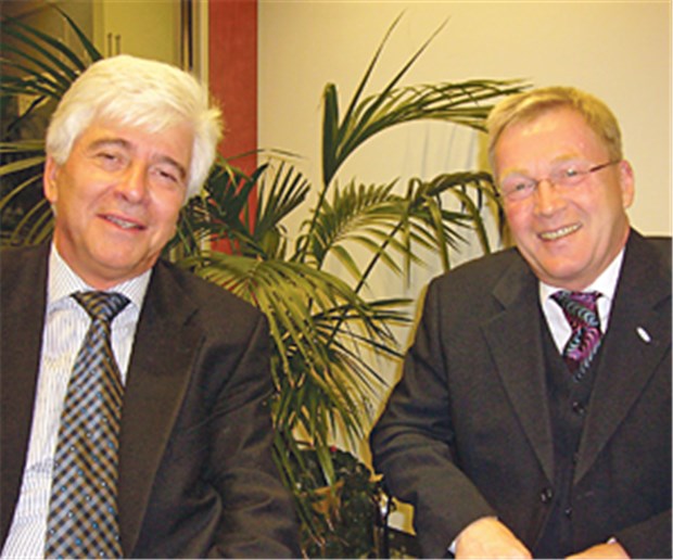 "Politiker nutzen den Idealismus der Heilberufe aus" Synergien zwischen den Berufsgruppen nutzen ist das Ziel. BÄK-Vize Dr. Max Kaplan (links) und der Präsident des Deutschen Pflegerates Andreas Westerfellhaus.