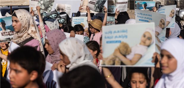Krebspatienten demonstrieren in Syrien an Grenzübergang zur Türkei Syrer, die sich mit Krebspatienten solidarisieren, halten Plakate hoch mit Informationen zu Einzelschicksalen. Die Demonstranten haben an der Grenze zur Türkei an einem Grenzübergang mit einer Sitzblockade auf sich aufmerksam gemacht. Sie fordern die Erlaubnis zur Einreise und medizinische Behandlungen im Nachbarland.