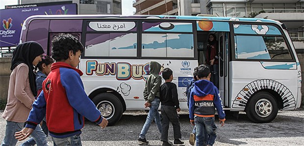 Der Spaßbus Syrische Flüchtlingskinder gehen zum "Fun Bus". Das Ziel des Projektes ist Straßenkinder zu unterstützen und ihnen Freizeitangebote zu bieten, sodass sie nicht arbeiten gehen müssen.