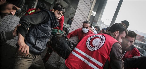 Gezielte Angriffe auf Kliniken in Syrien? Szene aus Idlib in Syrien. Laut Amnesty International werden in dem seit Jahren dauernden Bürgerkrieg häufig gezielt Kliniken angegriffen.