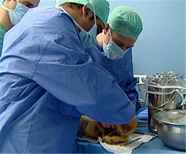 "Konfliktfall Organspende" - Doku mit Tiefgang Szene aus "Konfliktfall Organspende": Ärzte verpacken das Spenderherz direkt nach der Entnahme.
