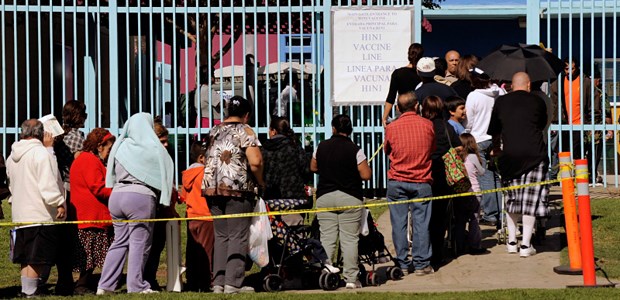 Ärzte erinnern an H1N1-Therapie Szene aus Los Angeles im Jahr 2009: Massenandrang zu H1N1-Impfung. Der Subtyp von damals sorgt in dieser Saison für die meisten Influenzafälle.