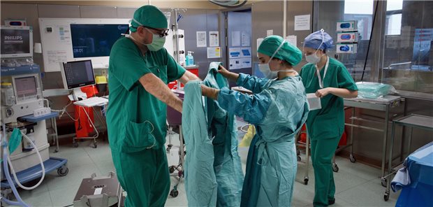 „Charité intensiv“ – zweite Staffel der Dokuserie, nun zur Organspende Szene aus der Dokumentation, die ab Donnerstag in der ARD Mediathek zu sehen sein wird: Der Chirurg Georg Lurje bereitet sich an der Charité auf eine Lebertransplantation vor.