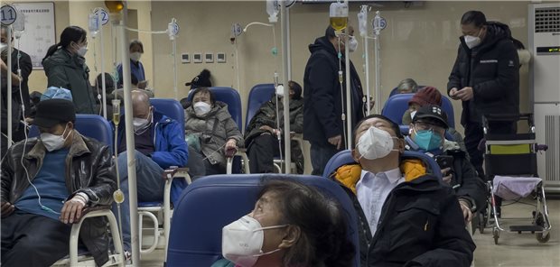 Chinesische Führung verkündet „Sieg“ über COVID-19 Szene aus der Notaufnahme eines Krankenhauses in Peking Anfang Januar: Wenige Wochen nach Aufgabe der seit fast drei Jahre verfolgten Null-COVID-Strategie hatten sich in der Volksrepublik bereits einige Hundert Millionen Menschen mit dem Virus infiziert.