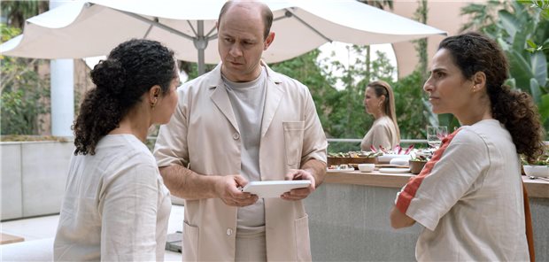 Medizin von morgen: Die vierte Staffel der ARD-Serie „Charité“ Szene aus der vierten Staffel der ARD-Serie „Charité“: Die Ärztin Sheila Khan (Carolina Nhacocane, l.) informiert Dr. Dylan van Boeken (Moritz Führmann, M.) und Dr. Maral Safadi (Sesede Terziyan, r.) über einen neuen Patientenfall.